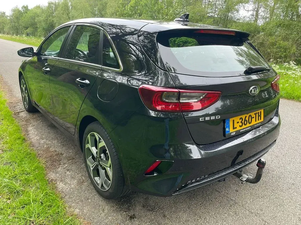 Usado Kia Ceed 136 CV (100 kW) 2020 Negro Utilitario