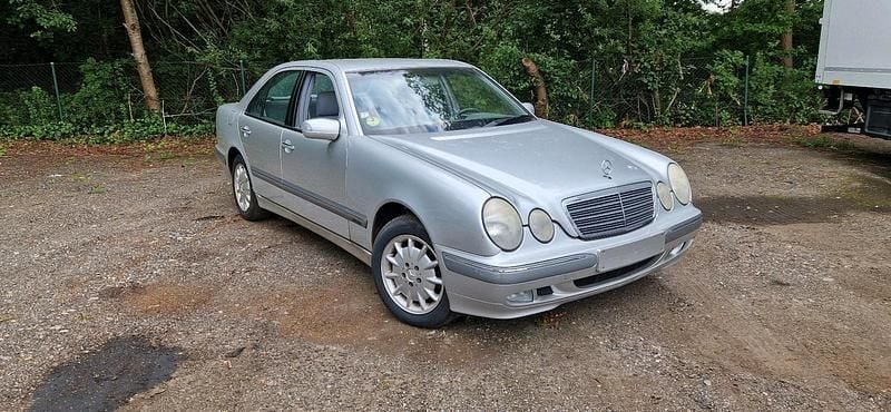 Silber Gebraucht 2001 Mercedes E270 Elegance Limousine | 3.599 € (Superpreis) - Bild 1/4