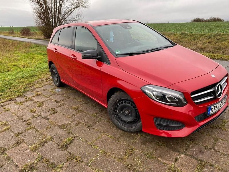 Gebraucht Mercedes B180 109 PS (80 kW) 2016 Rot Van / Kleinbus