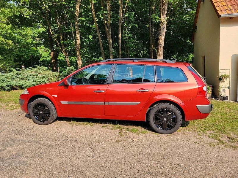 Rot Gebraucht 2005 Renault Mégane GrandTour Kombi | 1.499 € (Fairer Preis) - Bild 1/4