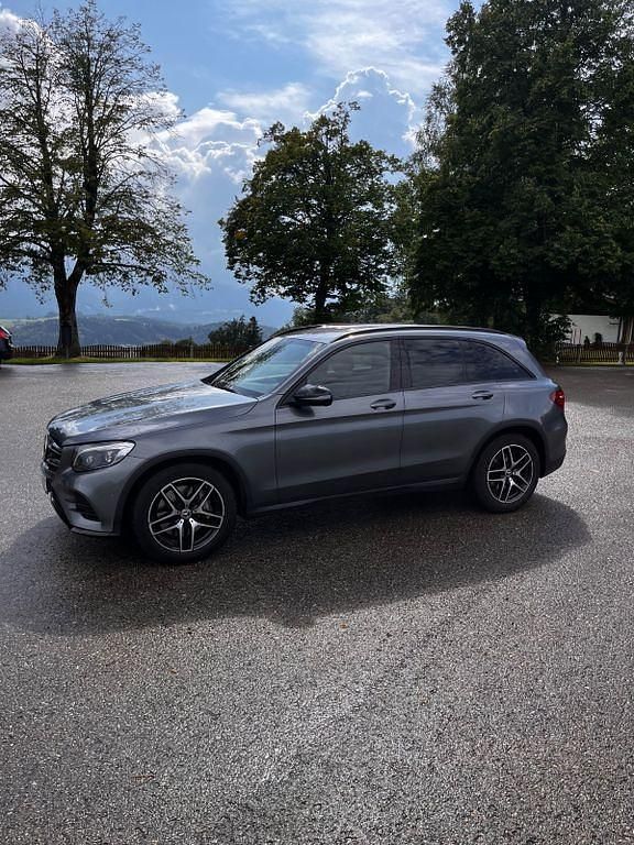 Grau Gebraucht 2019 Mercedes GLC300 AMG line SUV | 33.400 € (Fairer Preis) - Bild 1/4