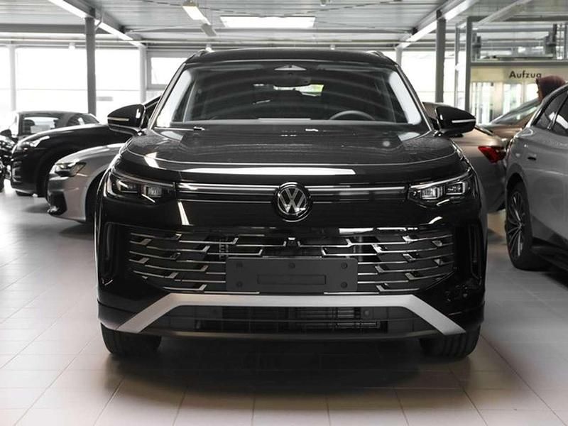 Neu VW Tayron Elegance 204 PS (150 kW) 2026 Grenadillschwarz metallic SUV