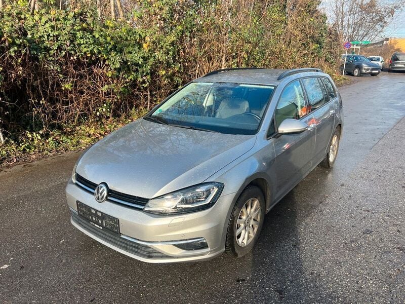 Silber Gebraucht 2018 VW Golf VII Limousine | 7.990 € (Superpreis) - Bild 1/4