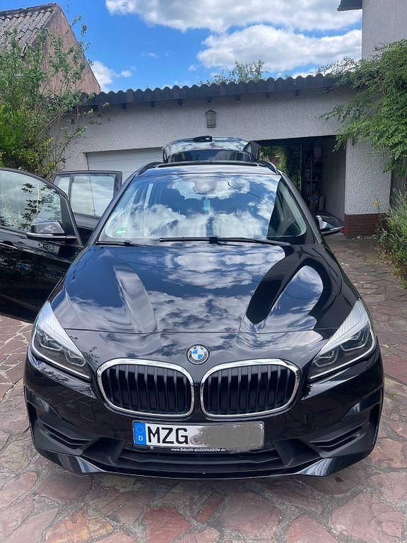 Schwarz Gebraucht 2018 BMW 220 Gran Tourer Advantage Van / Kleinbus | 19.800 € (Fairer Preis) - Bild 1/4