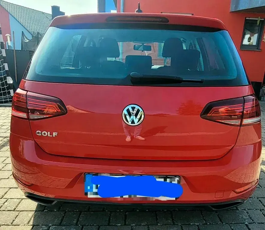 Gebraucht VW Golf VII Trendline 110 PS (80 kW) 2018 Rot Limousine
