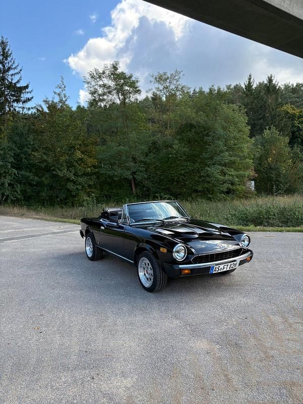 Schwarz Gebraucht 1982 Fiat 124 Cabrio | 19.000 € - Bild 1/4