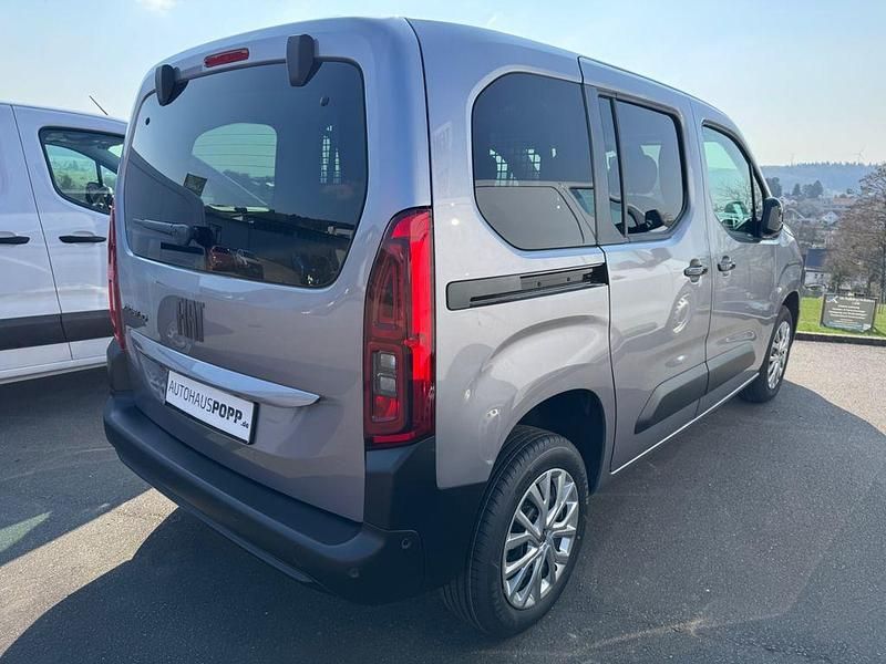 Neu Fiat Doblò 102 PS (75 kW) 2025 Silber Van / Kleinbus