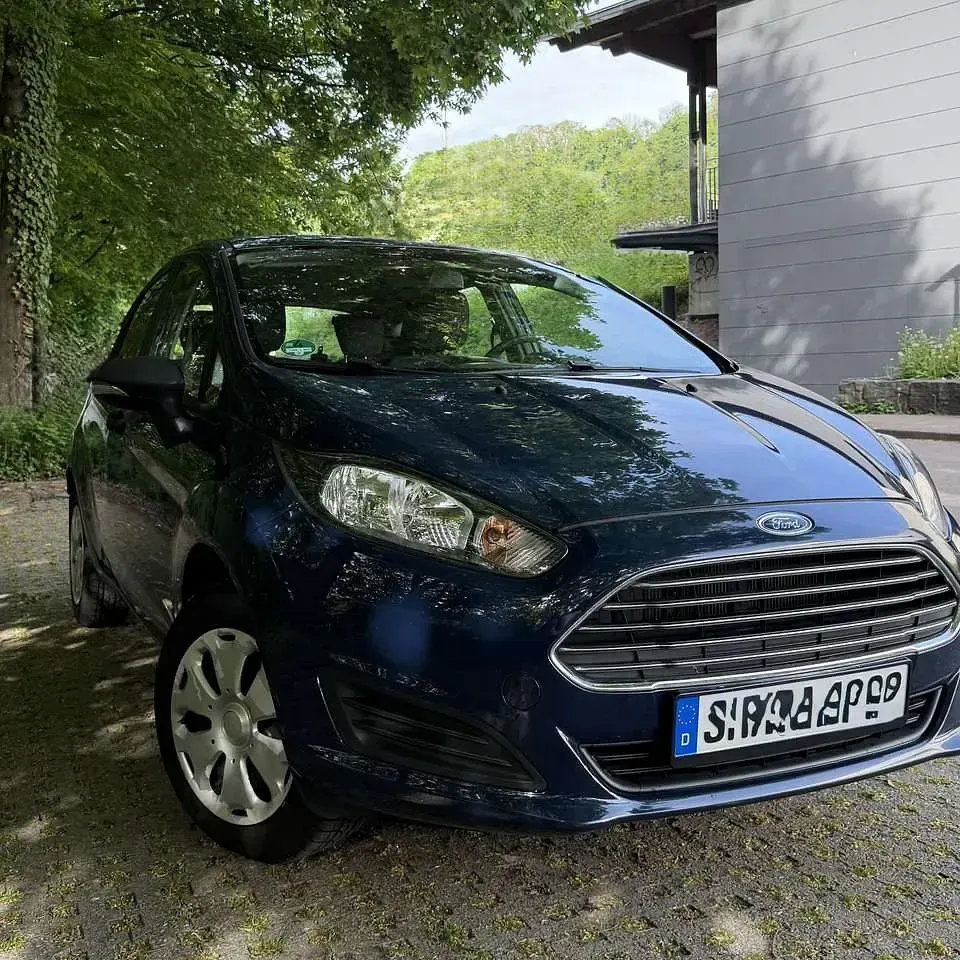 Gebraucht Ford Fiesta 101 PS (74 kW) 2013 Blau Kleinwagen