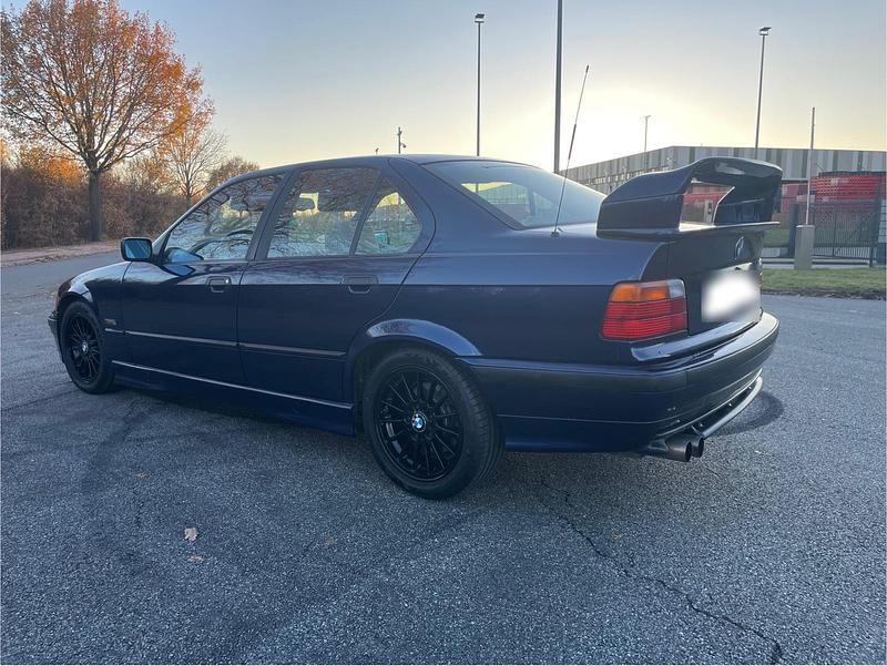 Gebraucht BMW 325 192 PS (141 kW) 1994 Blau Limousine