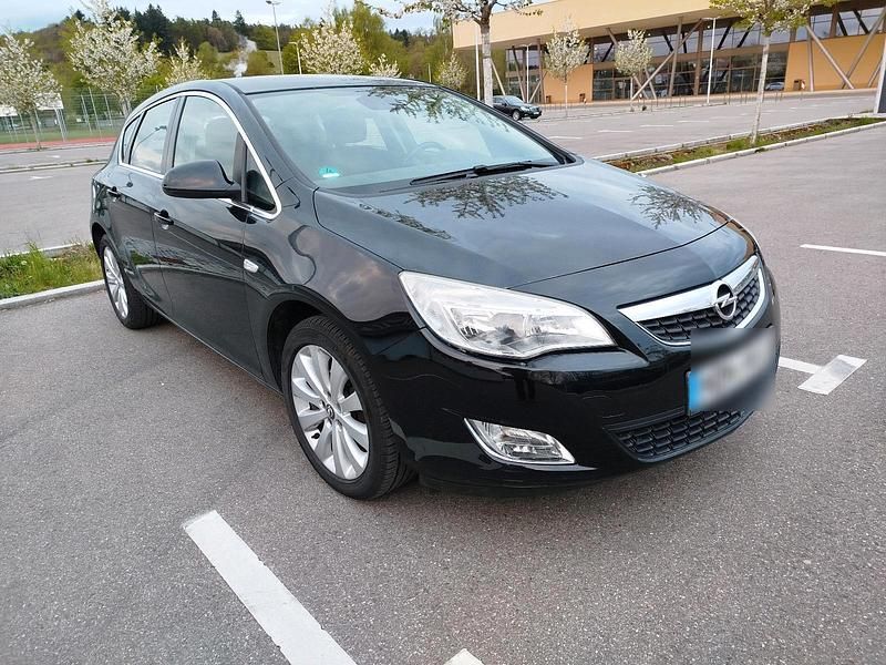 Gebraucht Opel Astra 115 PS (84 kW) 2011 Schwarz Kleinwagen