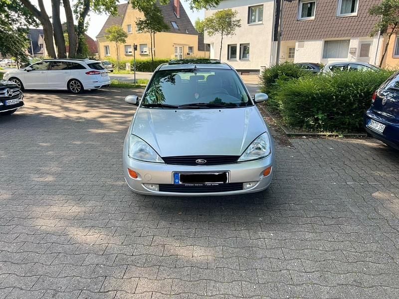 Silber Gebraucht 2000 Ford Focus Ghia Kombi | 1.450 € (Fairer Preis) - Bild 1/4