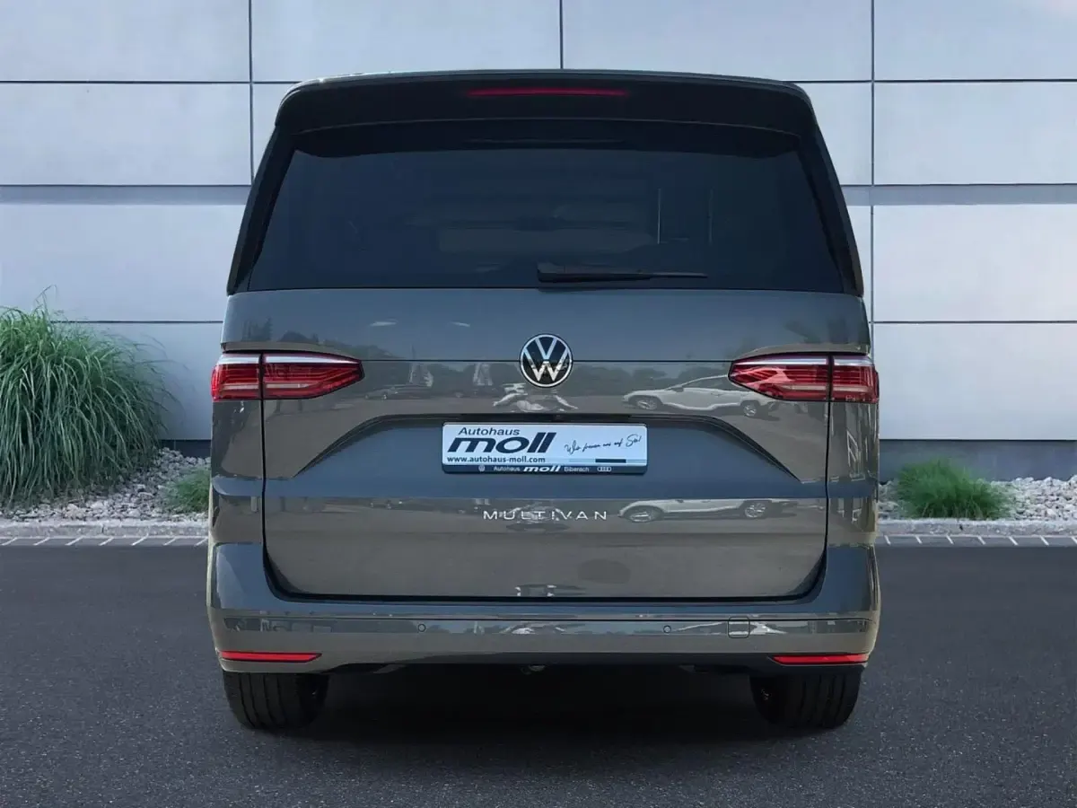 Gebraucht VW Multivan Life 150 PS (110 kW) 2025 Indiumgrau metallic Van / Kleinbus