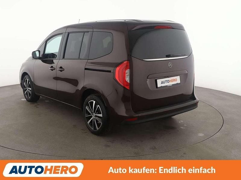 Gebraucht Mercedes T180 Progressive 131 PS (96 kW) 2023 Rubellitrot Van / Kleinbus