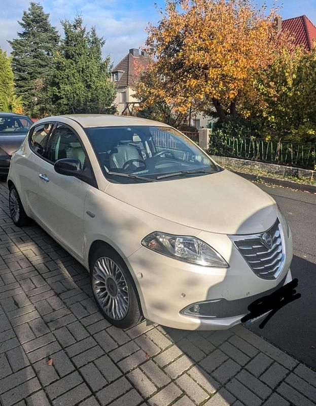 Weiß Gebraucht 2012 Lancia Ypsilon Kleinwagen | 3.000 € (Fairer Preis) - Bild 1/4