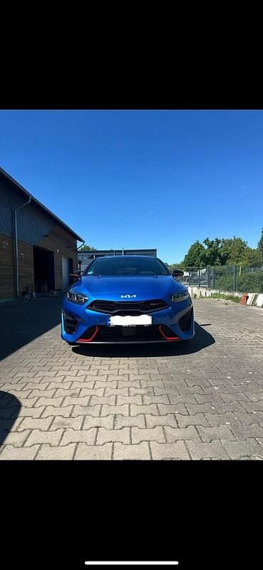 Blau Gebraucht 2022 Kia ProCeed GT Kleinwagen | 24.400 € (Guter Preis) - Bild 1/4