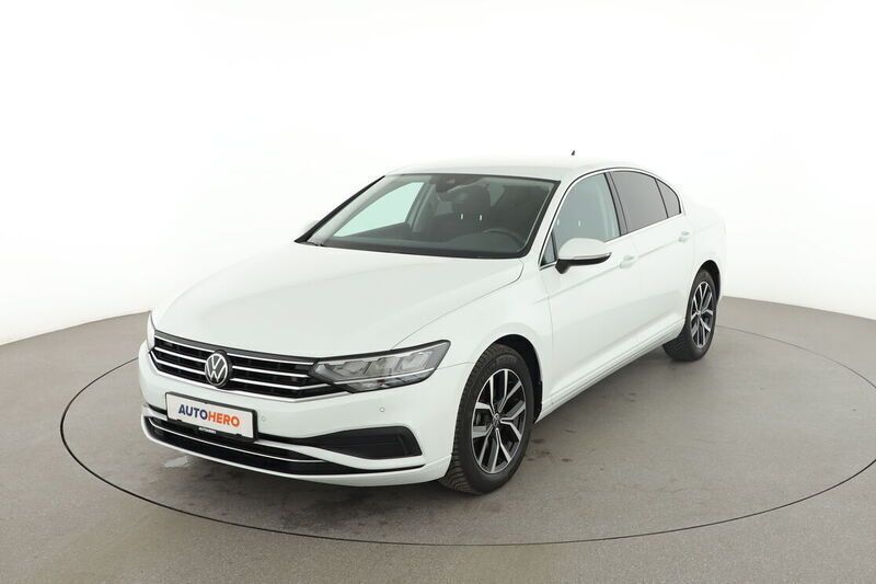 Weiß Gebraucht 2021 VW Passat Business Limousine | 23.790 € (Superpreis) - Bild 1/4