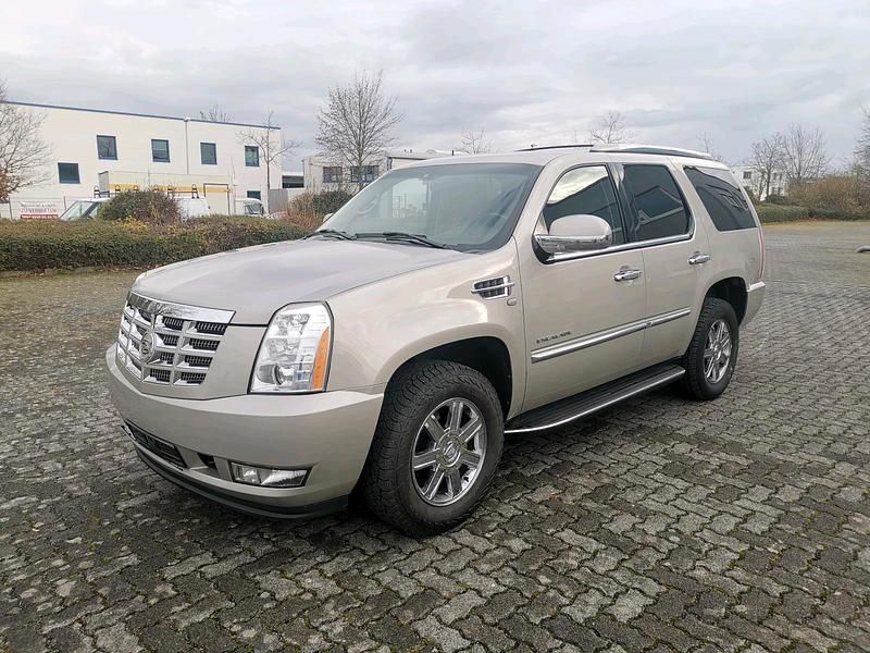 Grau Gebraucht 2010 Cadillac Escalade SUV | 20.900 € (Fairer Preis) - Bild 1/4