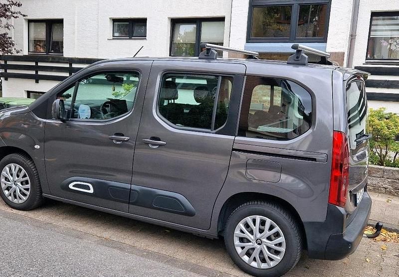 Grau Gebraucht 2021 Citroën Berlingo Feel Van / Kleinbus | 20.750 € - Bild 1/4