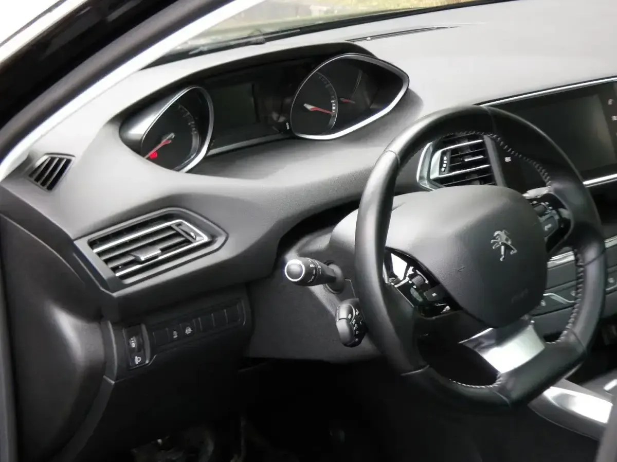 Gebraucht Peugeot 308 Allure 131 PS (96 kW) 2017 Schwarz Kombi