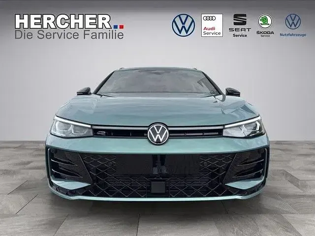 Gebraucht VW Passat R-line 150 PS (110 kW) 2025 Grün Kombi