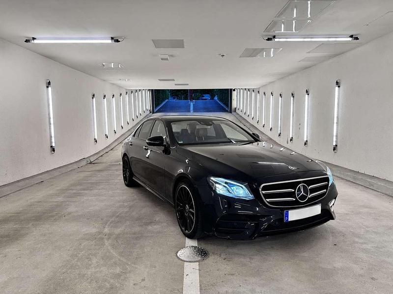 Schwarz Gebraucht 2017 Mercedes E250 AMG Limousine | 27.500 € (Teuer) - Bild 1/4