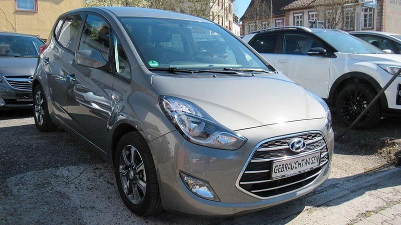 Gebraucht Hyundai i20 Space Plus 125 PS (91 kW) 2018 Grau Van / Kleinbus