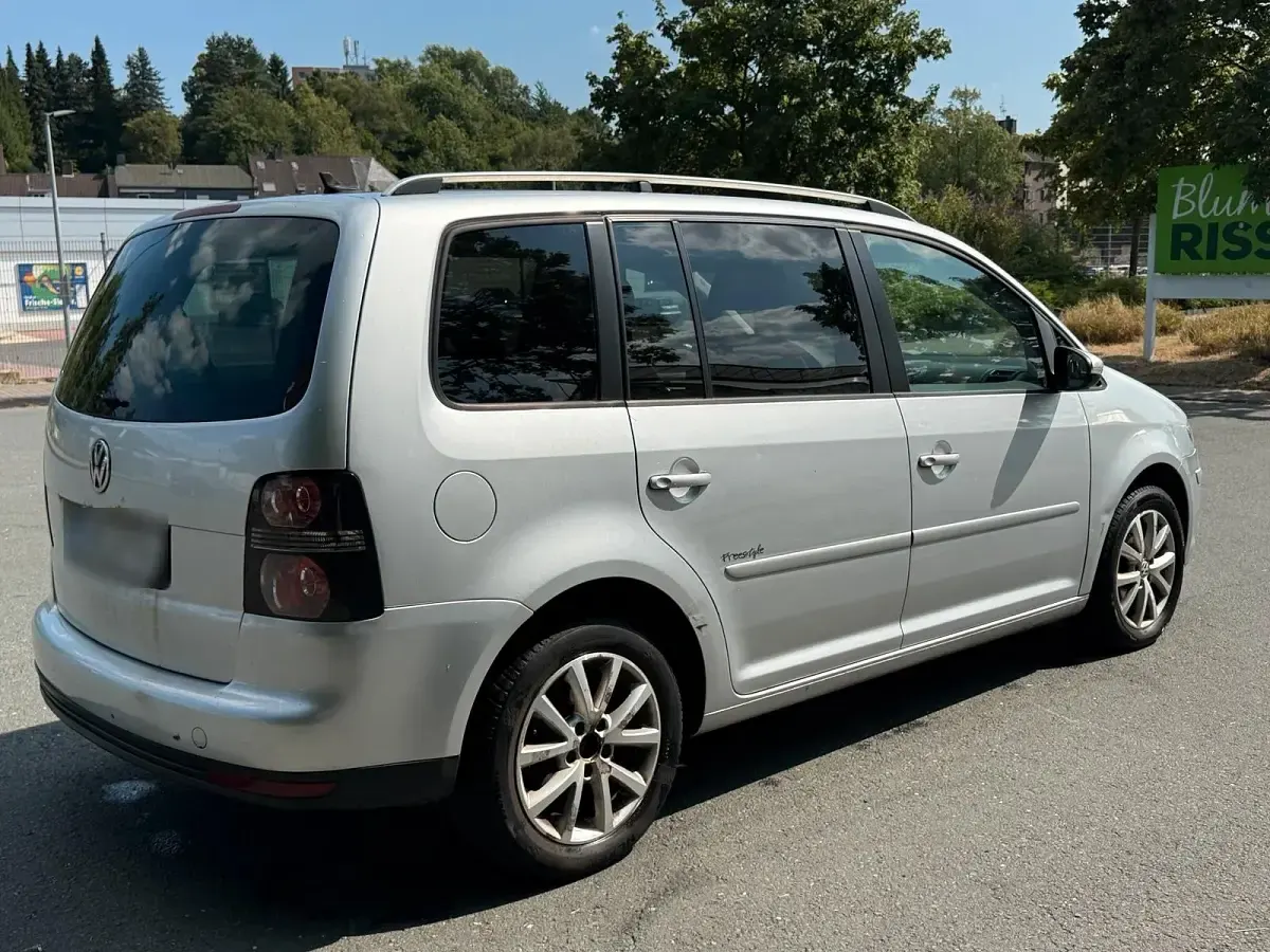 Gebraucht VW Touran 105 PS (77 kW) 2010 Silber Van / Kleinbus