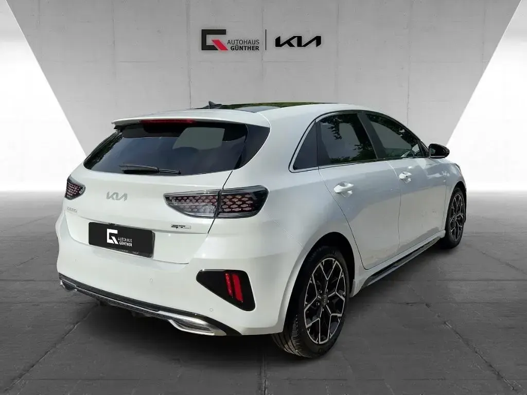 Gebraucht Kia Ceed GT GT-Line 140 PS (102 kW) 2025 Hw2) deluxe white m (weiss Limousine