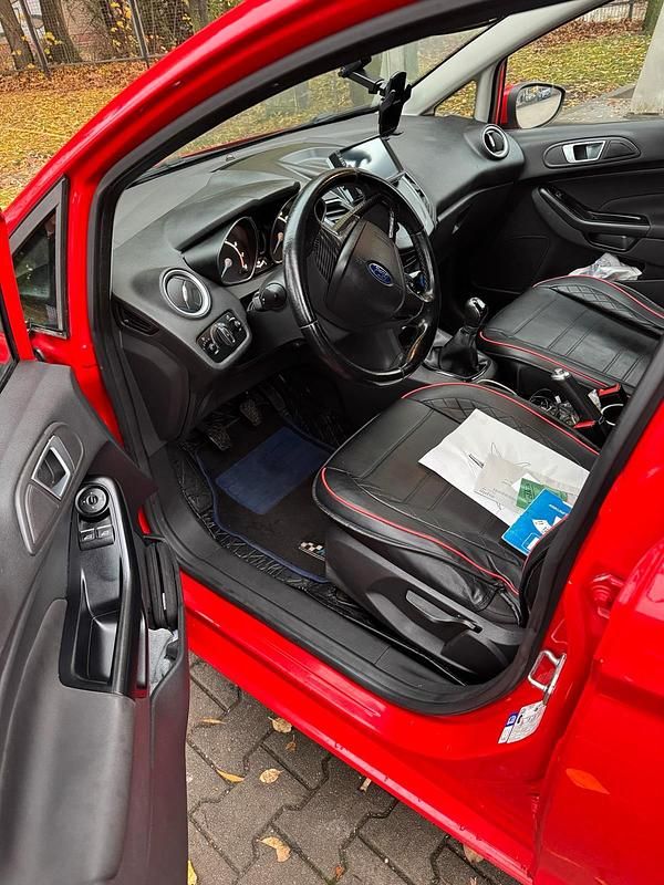 Gebraucht Ford Fiesta 82 PS (60 kW) 2017 Rot Kleinwagen