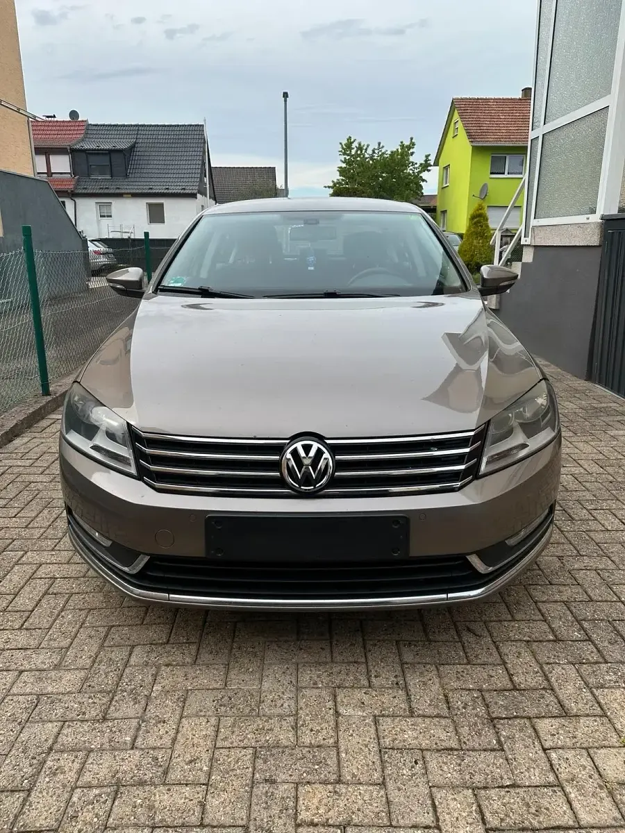 Gebraucht VW Passat 105 PS (77 kW) 2011 Grau Limousine