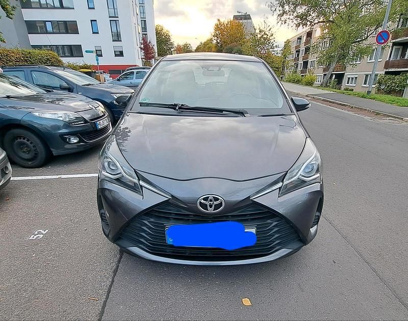 Grau Gebraucht 2018 Toyota Yaris Comfort Kleinwagen | 9.100 € (Guter Preis) - Bild 1/4