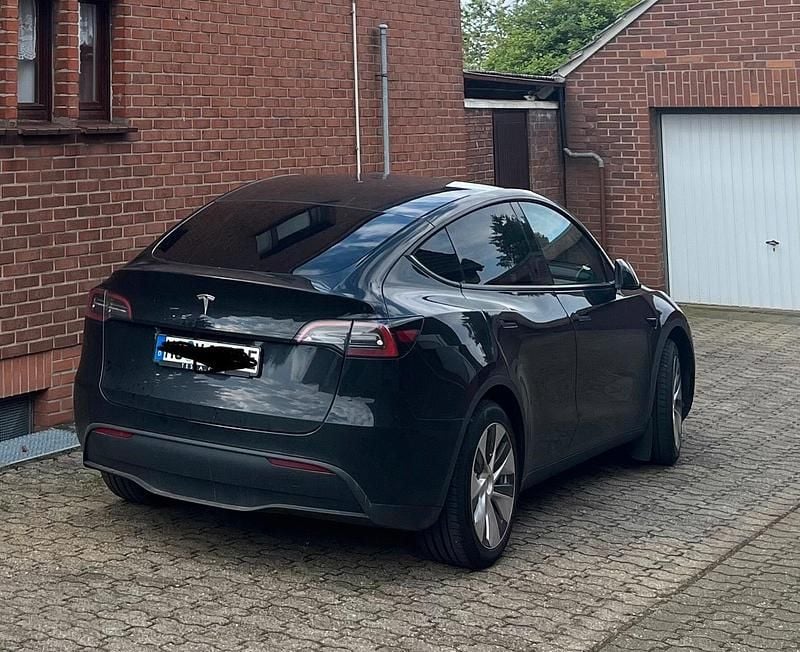 Schwarz Gebraucht 2023 Tesla Model Y Standard Range SUV | 29.999 € (Guter Preis) - Bild 1/1