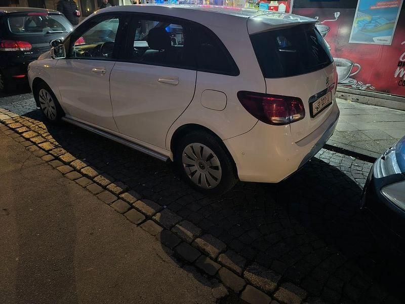 Gebraucht Mercedes B220 170 PS (125 kW) 2018 Weiß Van / Kleinbus