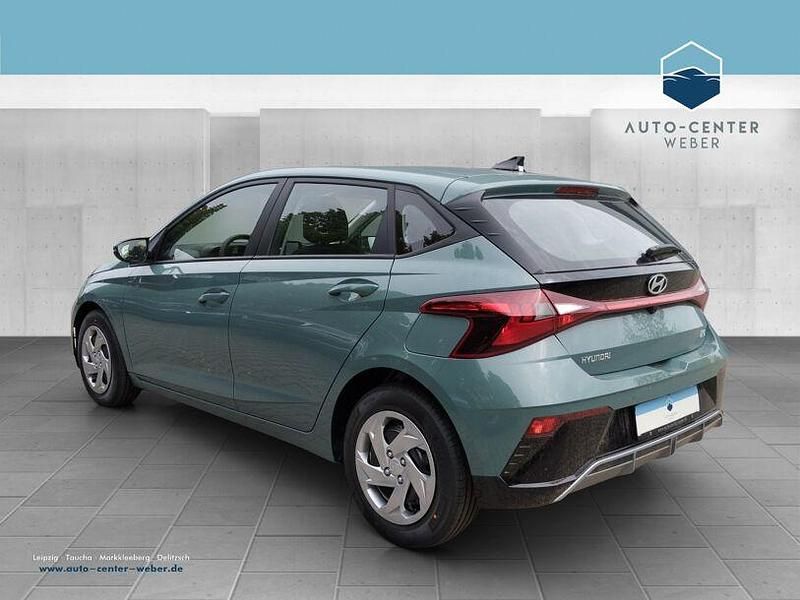 Neu Hyundai i20 Select 101 PS (74 kW) 2025 Grün Limousine
