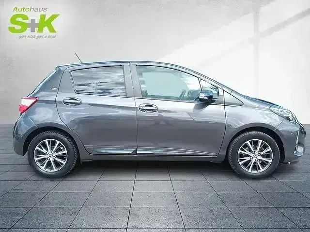 Gebraucht Toyota Yaris Team 112 PS (82 kW) 2020 Grau Limousine