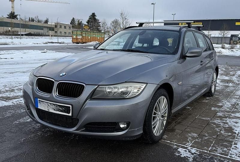 Grau Gebraucht 2011 BMW 320 Comfort Edition Kombi | 6.800 € (Fairer Preis) - Bild 1/4