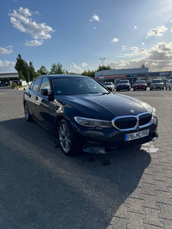 Schwarz Gebraucht 2021 BMW 320e Sport Line Limousine | 22.500 € (Fairer Preis) - Bild 1/4