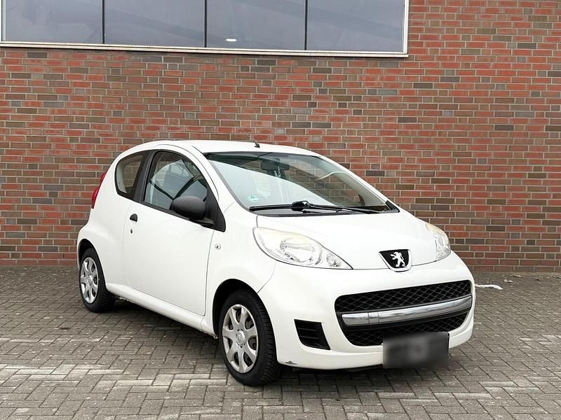 Gebraucht Peugeot 107 70 PS (51 kW) 2012 Weiß Kleinwagen