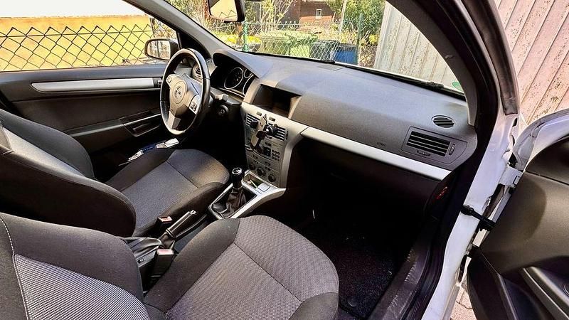Gebraucht Opel Astra Selection 90 PS (66 kW) 2009 Weiß Limousine