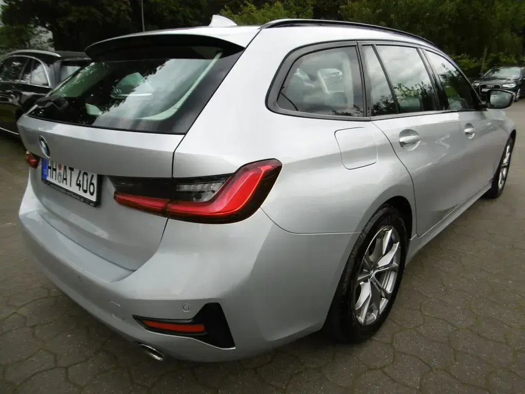 Gebraucht BMW 320 Sport Line 190 PS (139 kW) 2020 Glaciersilber Kombi