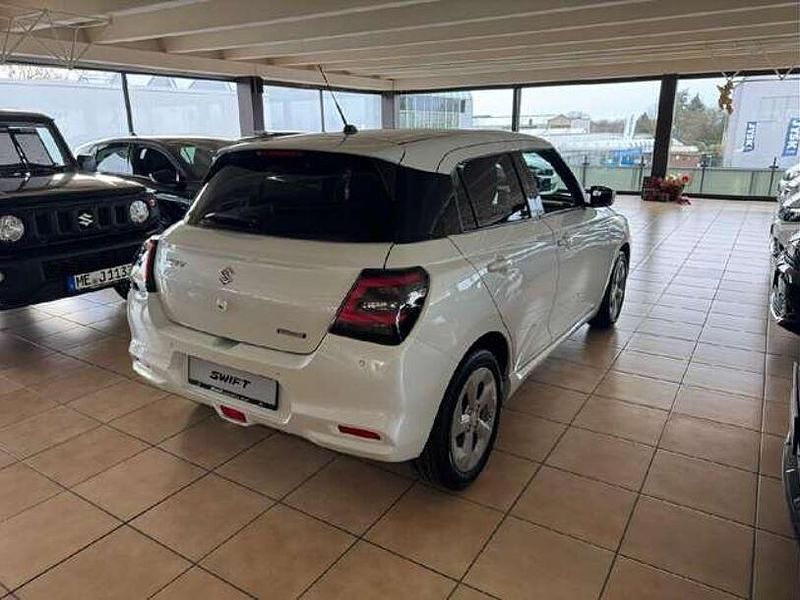 Gebraucht Suzuki Swift Comfort 83 PS (61 kW) 2024 Pure white pearl metallic Kleinwagen