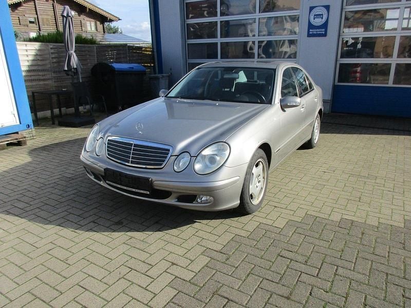 Gebraucht Mercedes E220 Elegance 150 PS (110 kW) 2004 Andere farben Limousine