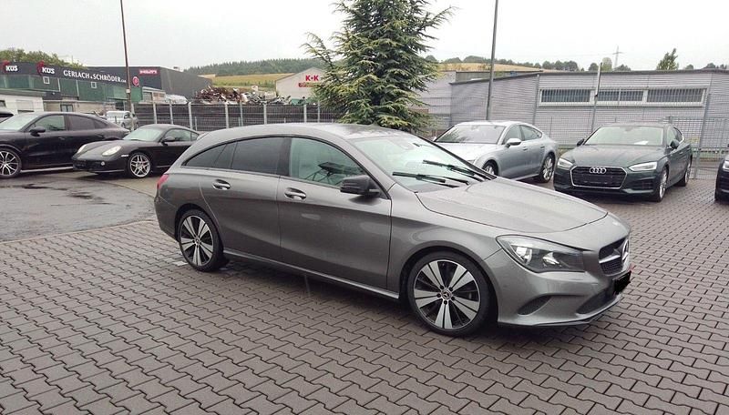 Grau Gebraucht 2018 Mercedes CLA180 Shooting Brake Kombi | 15.600 € (Fairer Preis) - Bild 1/4