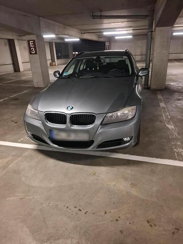 Gebraucht BMW 318 120 PS (88 kW) 2011 Grau Kombi