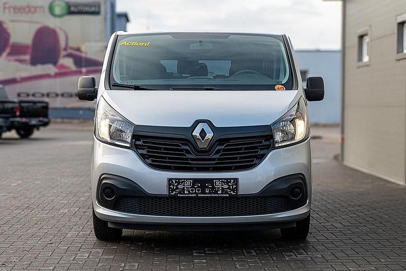 Second-hand Renault Trafic Expression 125 CP (91 kW) 2015 Argintiu Monovolum