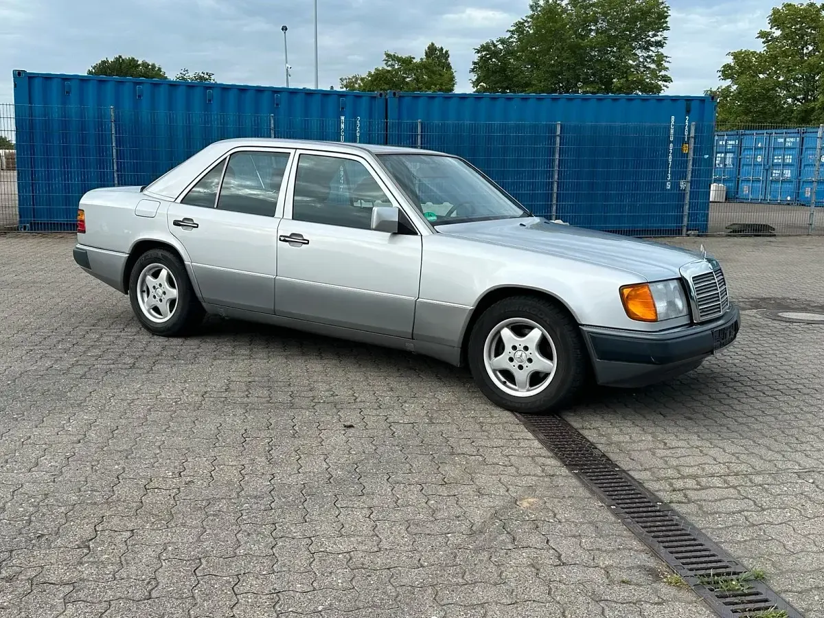 Gebraucht Mercedes 200 118 PS (86 kW) 1991 Silber Limousine