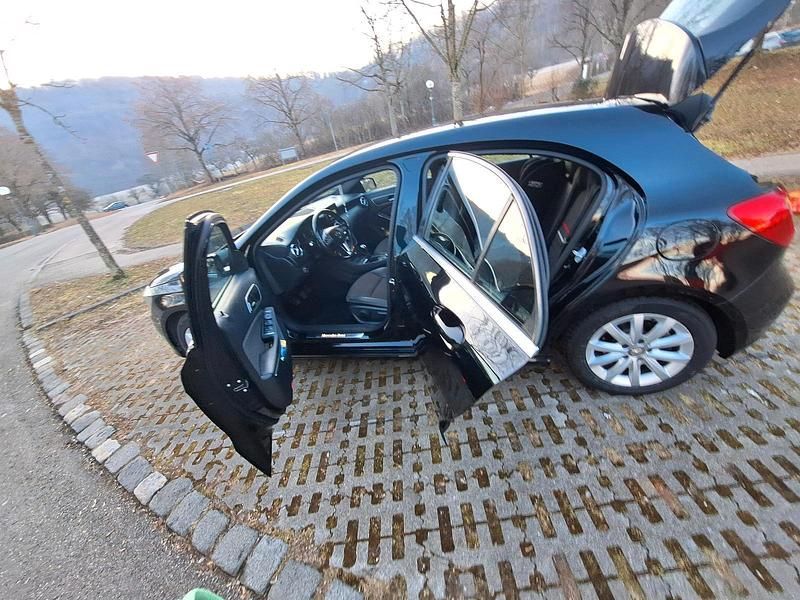 Gebraucht Mercedes A180 122 PS (89 kW) 2014 Schwarz Kombi