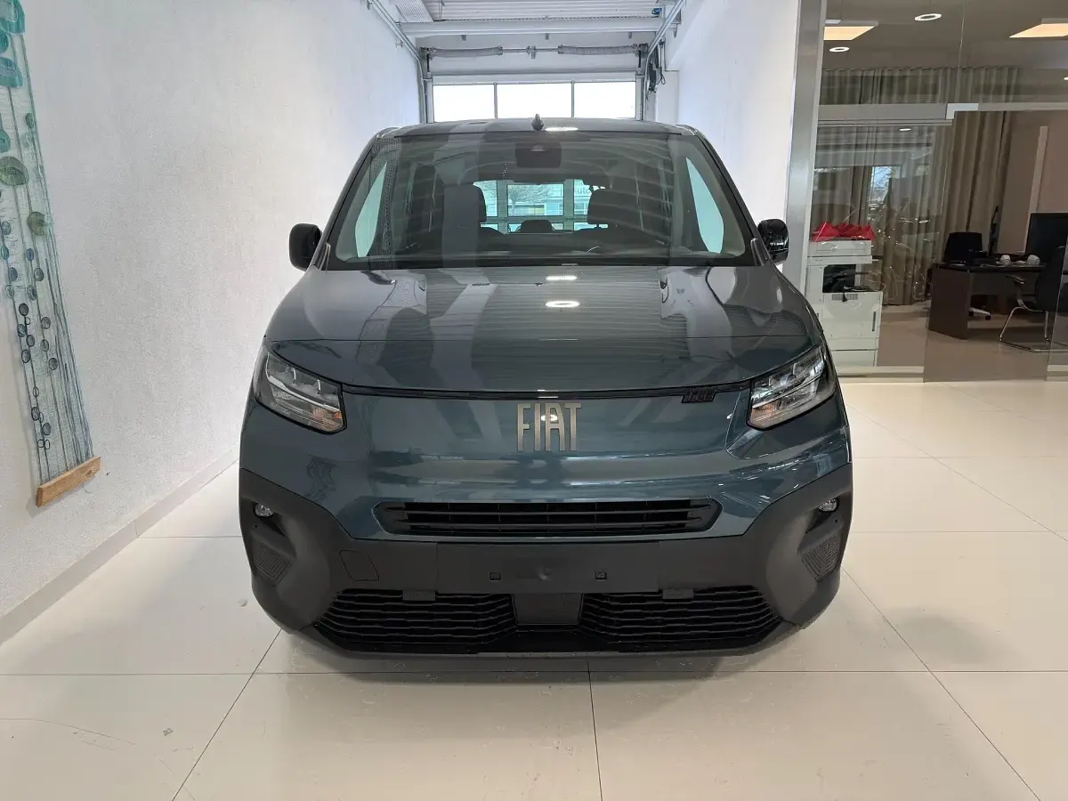 Neu Fiat Doblò Tech 102 PS (75 kW) 2026 528 blau metallic Van / Kleinbus