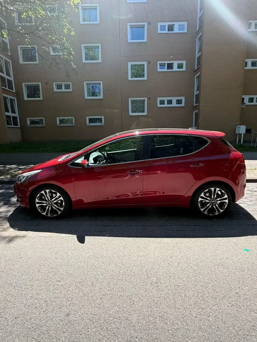 Używany Kia Ceed 135 KM (99 kW) 2014 Czerwony Hatchback