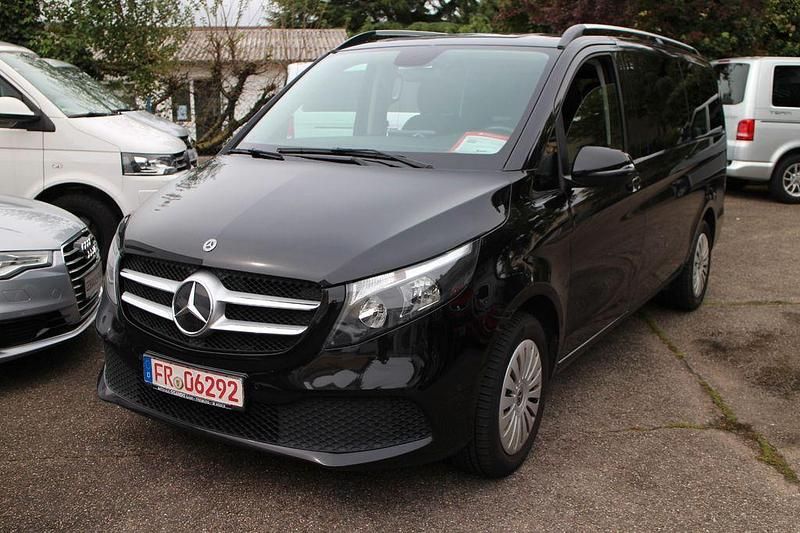 Obsidianschwarz Gebraucht 2020 Mercedes V220 Van / Kleinbus | 32.900 € (Guter Preis) - Bild 1/4